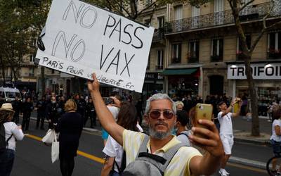 La movilización contra el pasaporte sanitario disminuye en Francia por segunda semana