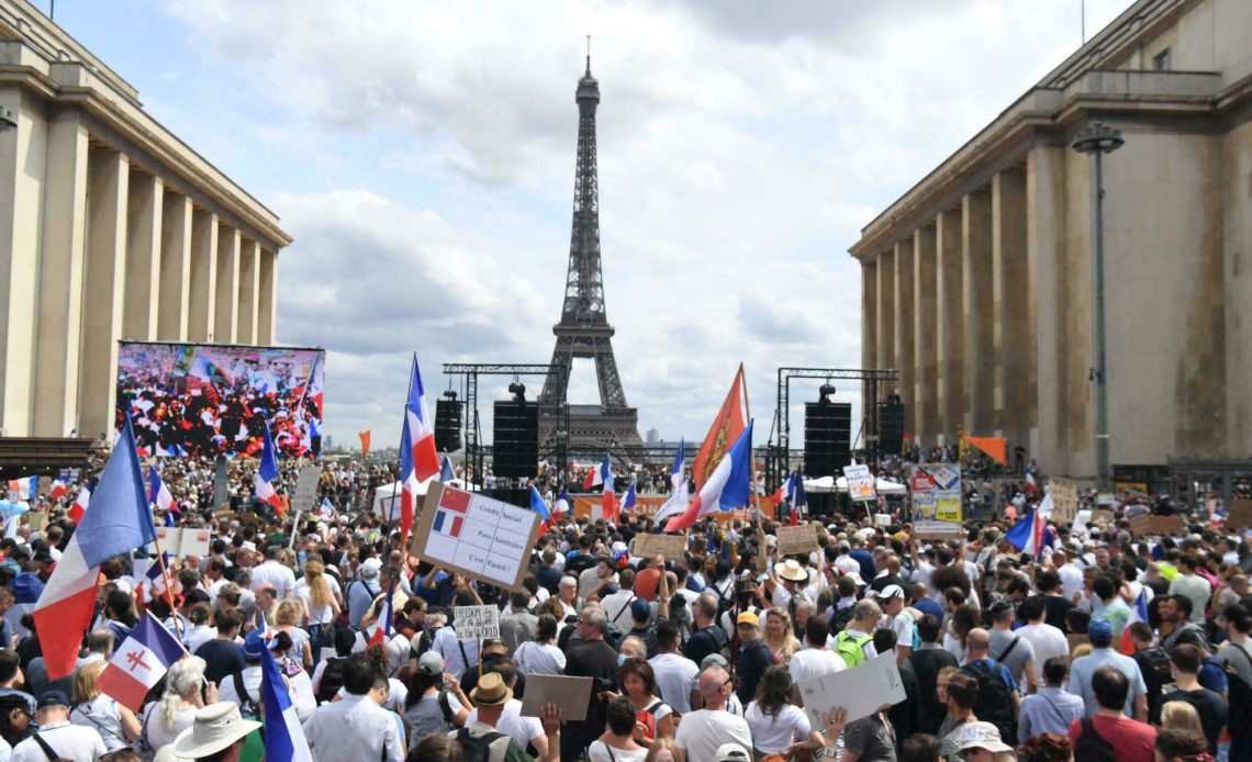 Miles de manifestantes en París protestan contra el pase sanitario y la vacunación obligatoria