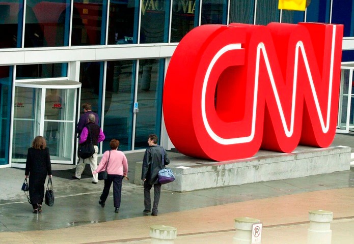 CNN despide a tres empleados por ir a la oficina sin contar con la vacuna anticovid