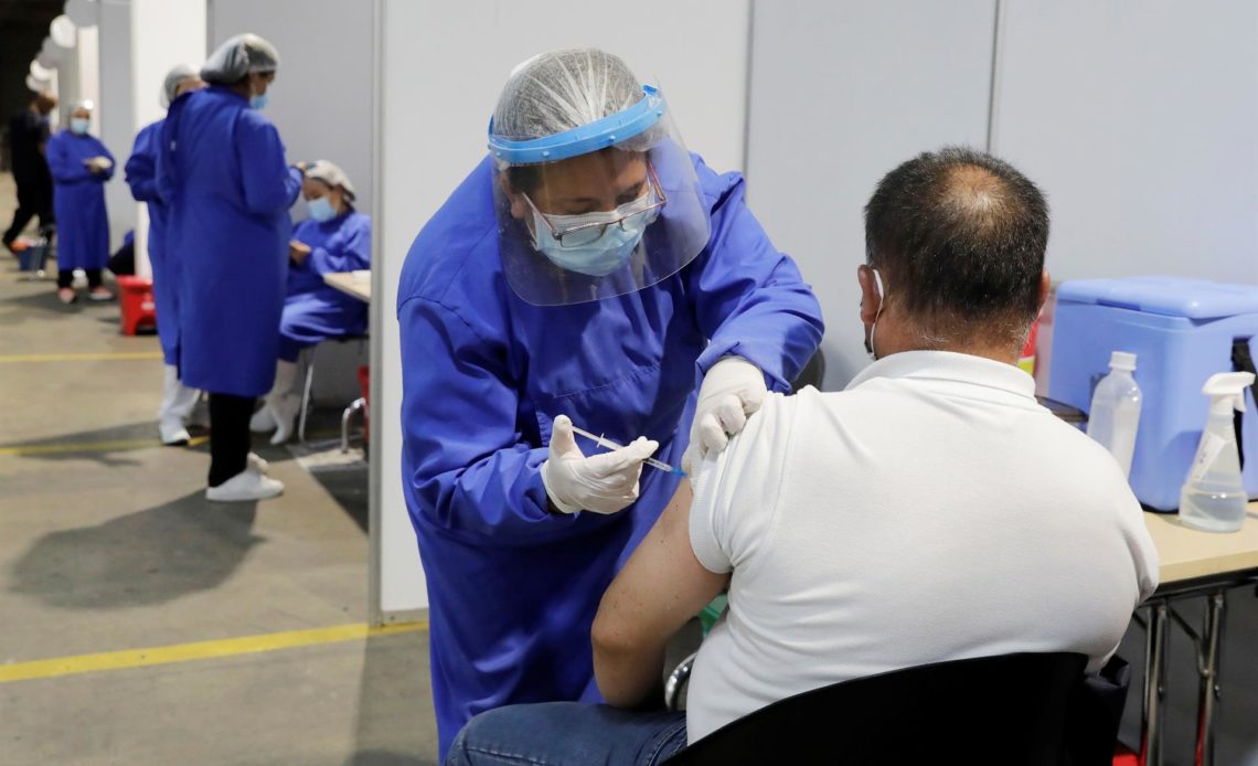 Menos del 20 % de la población en Latinoamérica ha sido vacunada por completo contra la covid