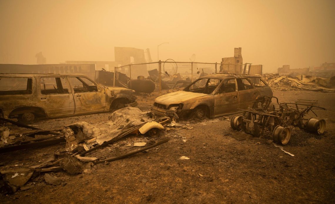 Al menos ocho desaparecidos en la zona afectada por un enorme incendio en California