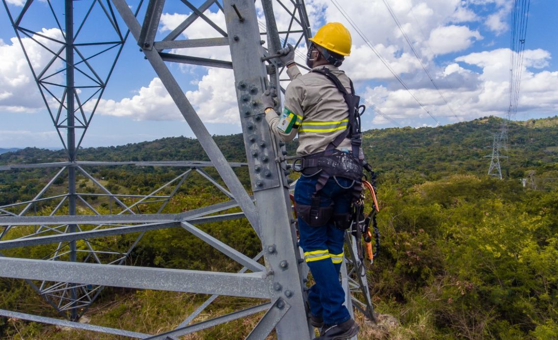 ETED realiza trabajos para mejorar suministro eléctrico en la zona norte del país