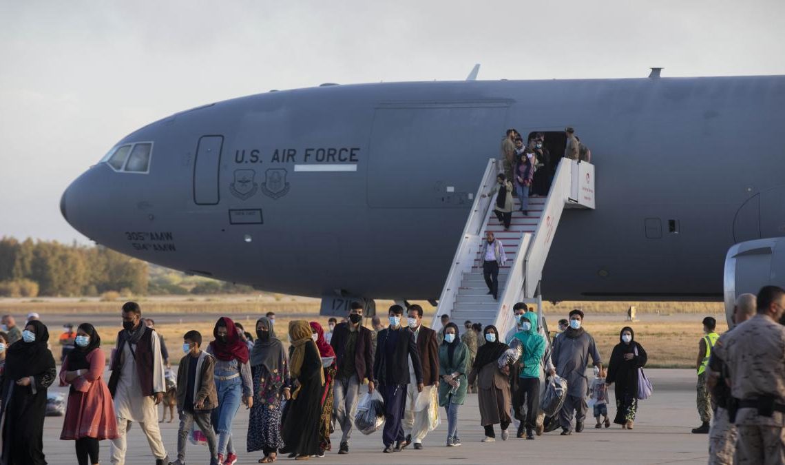 Estados Unidos planea pagar más de 2,000 dólares a cada refugiado afgano