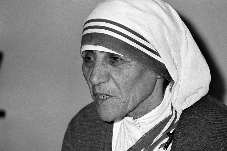Los milagros que convirtieron en santa a la madre Teresa de Calcuta