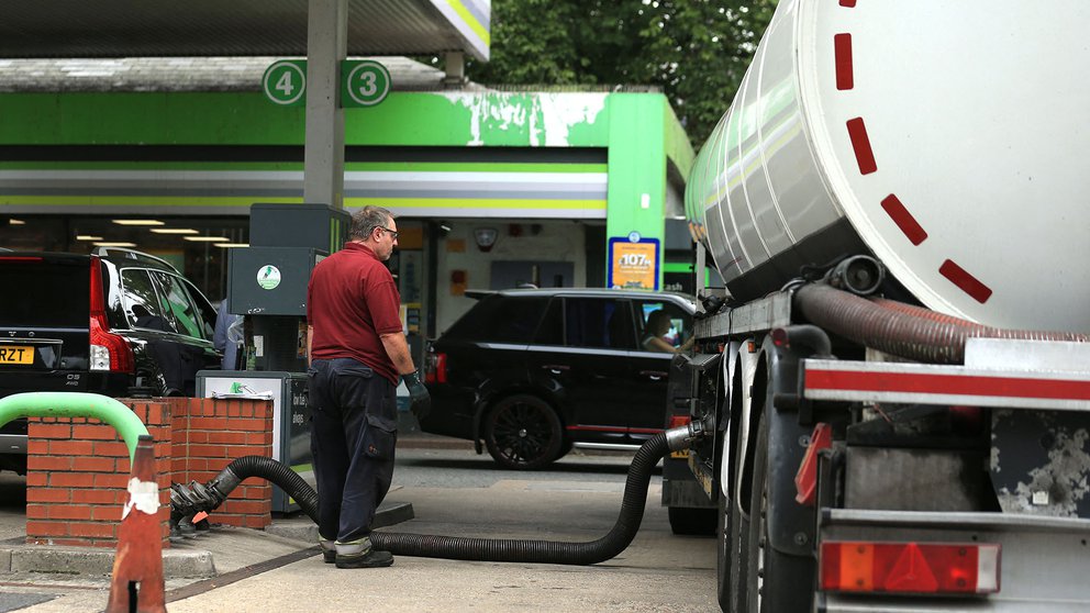 Reino Unido concederá visados temporales por falta de camioneros que afecta suministro de combustible