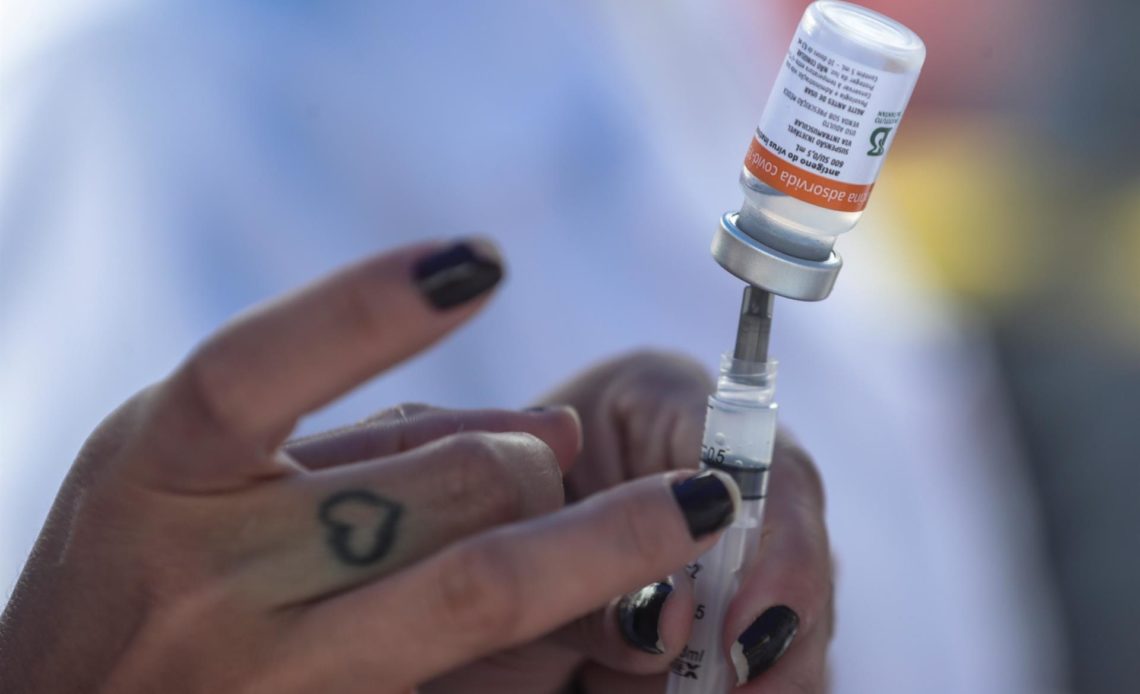 Chile comienza a vacunar con la china Coronavac a menores desde los seis años