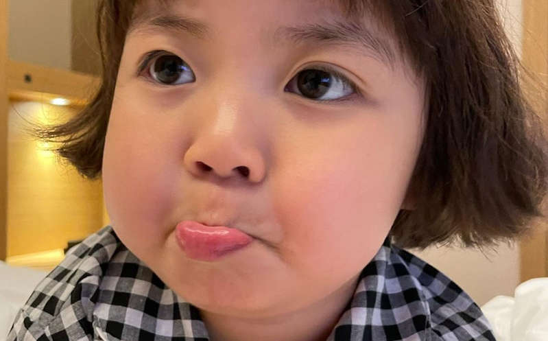 Madre de niña coreana pide no usar la imagen de su hija ¿Ya no se podrá usar sus stickers?
