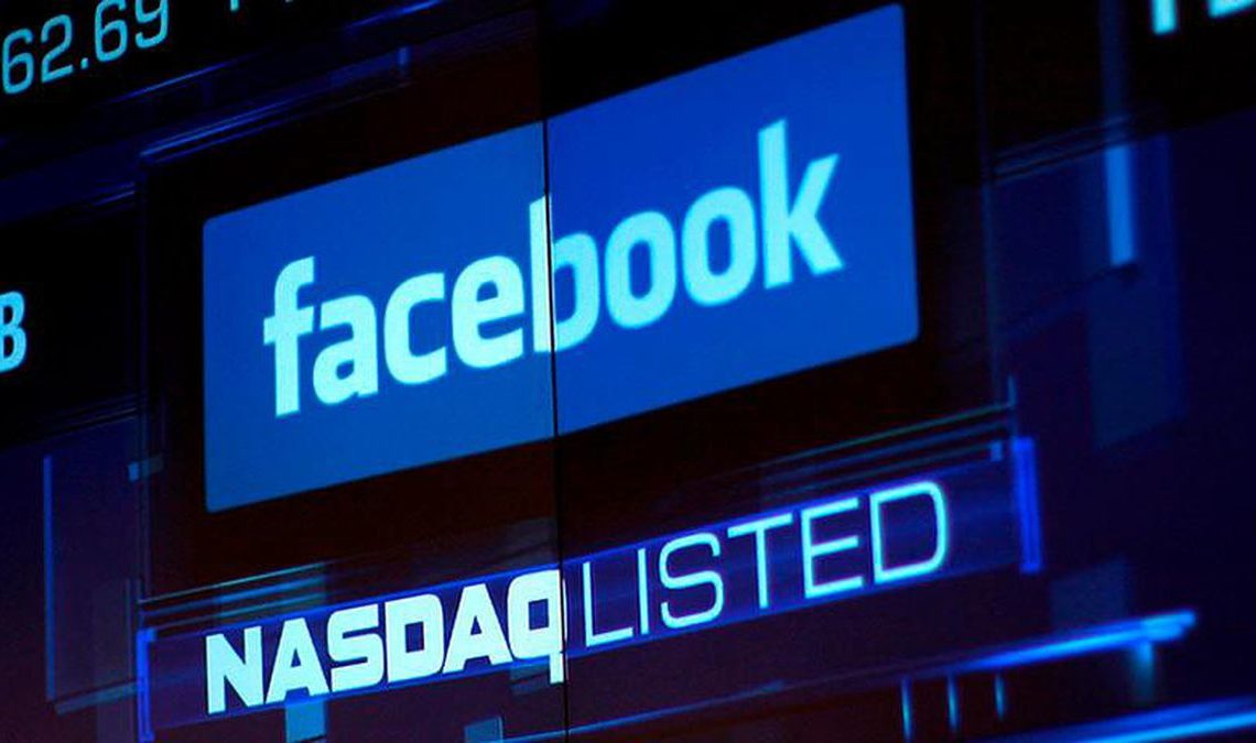 Acciones de Facebook cierran en baja de 4,89% tras interrupción del servicio