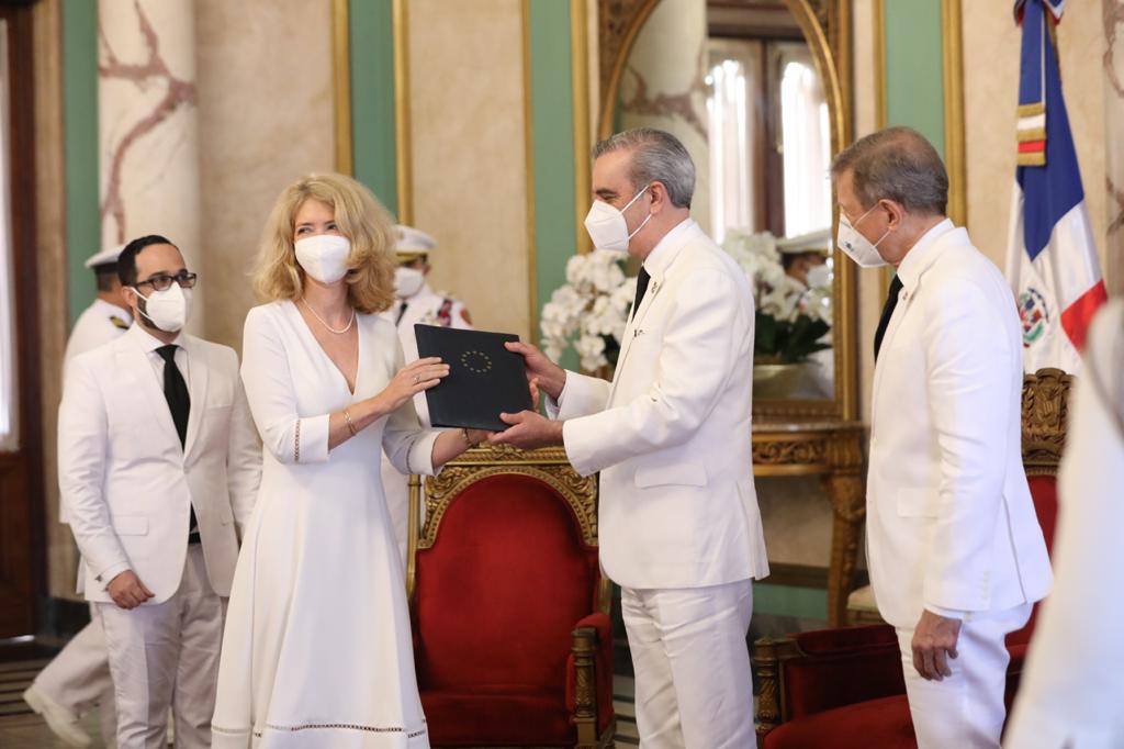 Presidente Abinader recibe cartas credenciales de los embajadores de España, Unión Europea, Uruguay, Suiza, Italia y El Salvador