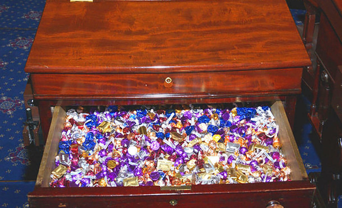 El escritorio de los dulces- el arma secreta de los senadores de EEUU