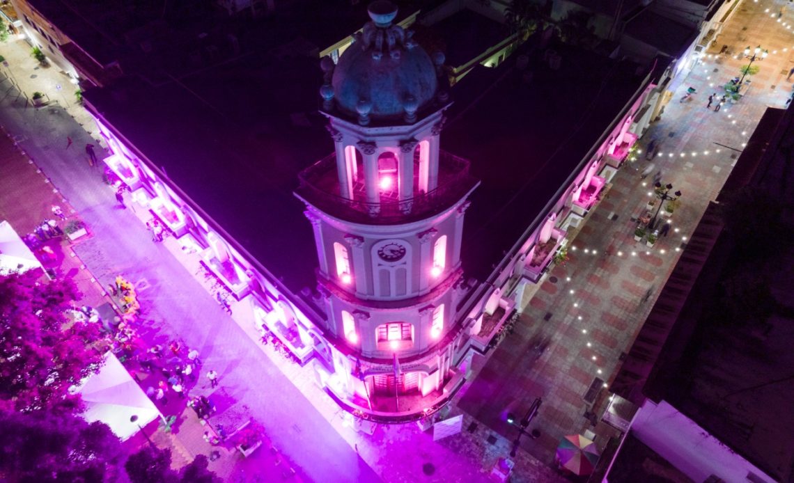 Palacio Consistorial es iluminado de rosa para crear conciencia sobre Cáncer de Mama