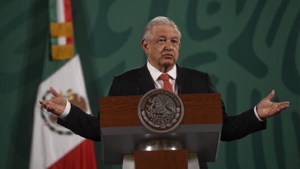 Presidente de México acusa a la OMS de "desidia" en aprobación de vacunas