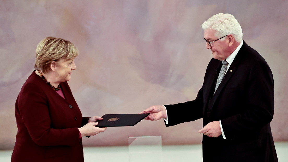 Relevan oficialmente a Merkel de sus funciones tras casi 16 años en el poder