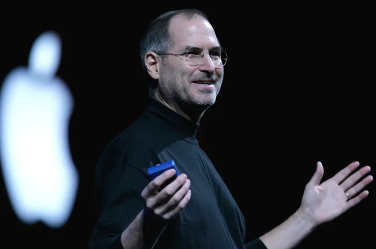 La estrategia de solo dos palabras que Steve Jobs vio en Nike y replicó en Apple
