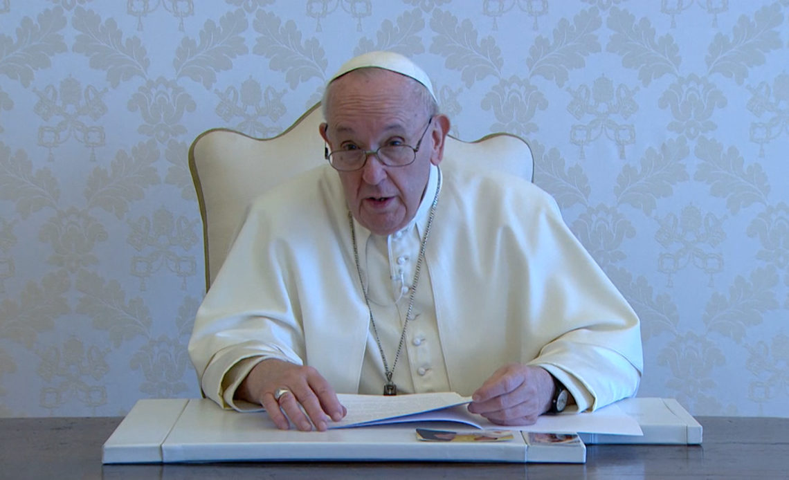 El papa Francisco pidió a los jóvenes dejar de ser prisioneros de sus teléfonos