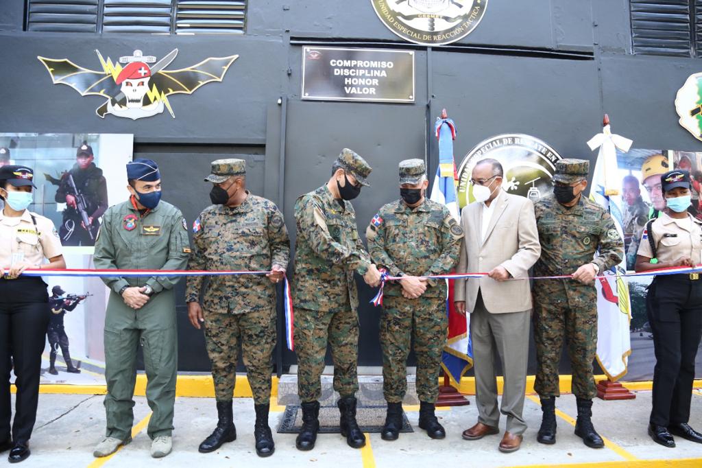 Ministro de Defensa inaugura nuevas instalaciones y entrega equipos al CESMET