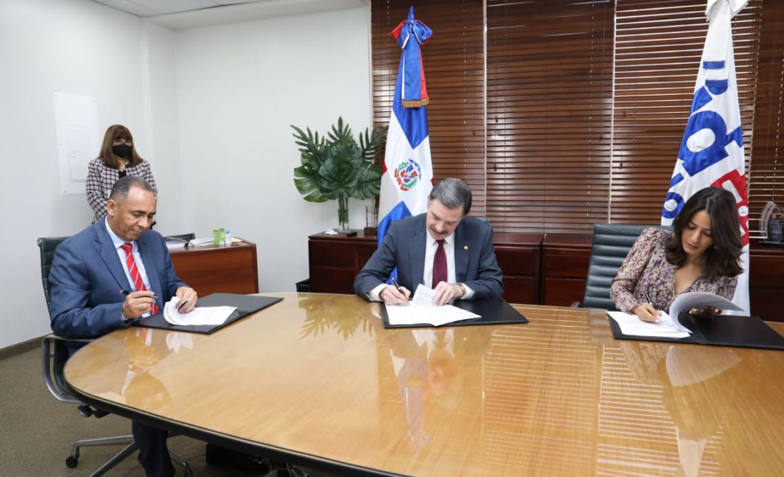 Indotel y Claro firman contrato que expandirá zonas de cobertura de telecomunicaciones en RD 