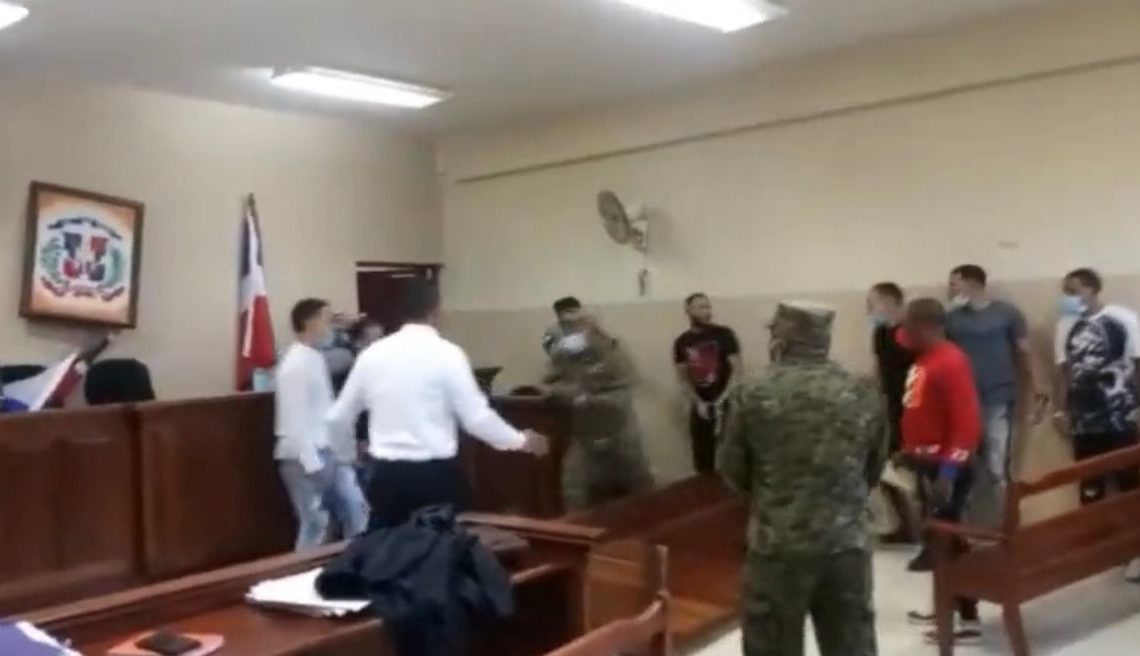 A golpes y patadas se enfrentan agentes de seguridad y detenidos en juzgado de Bonao