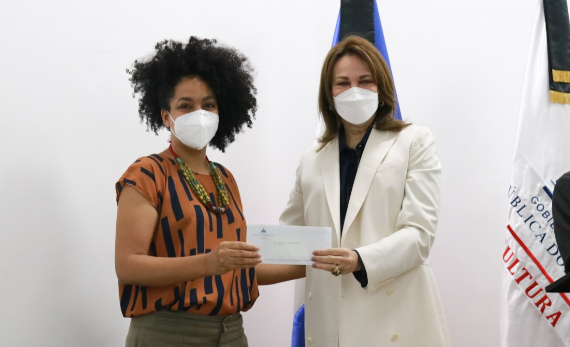 Cultura entrega cheques a ganadores de la 29.ª Bienal Nacional de Artes Visuales 2021
