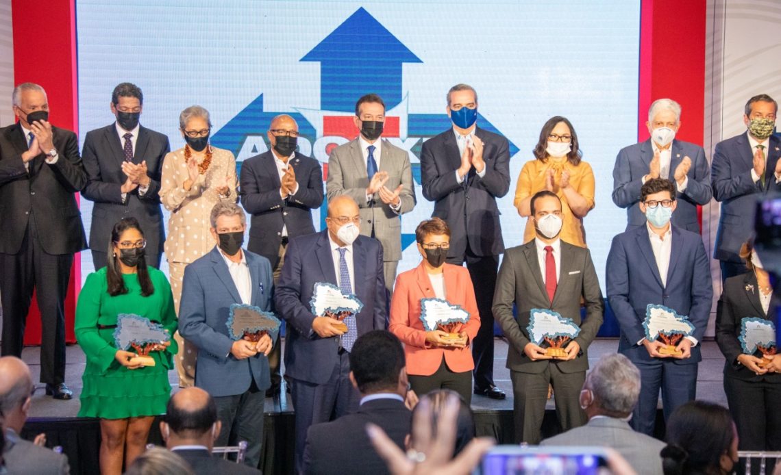 Representantes empresas galardonas junto al presidente Luis Abinader, directivos Adoexpo.