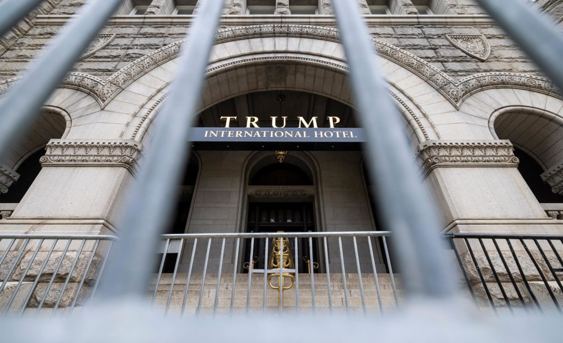 Un grupo de inversión compra el hotel de Trump en Washington, según medios