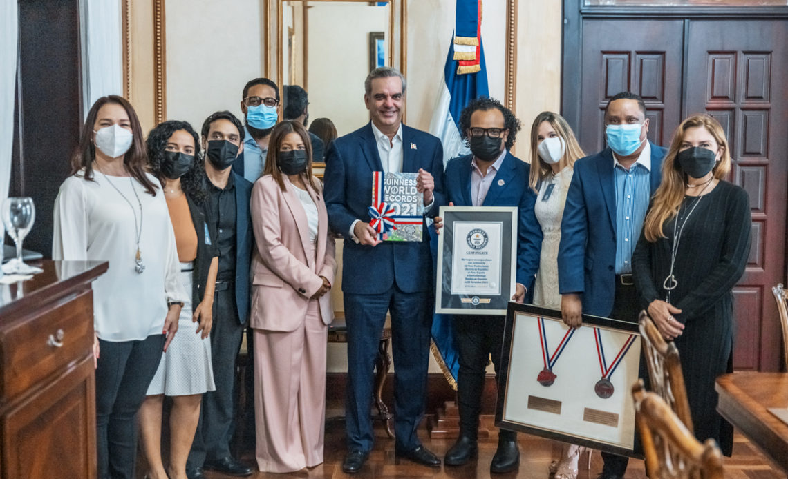 Abinader recibe certificaciones de Guinness World Record de "Un Record Pa' la Bachata"