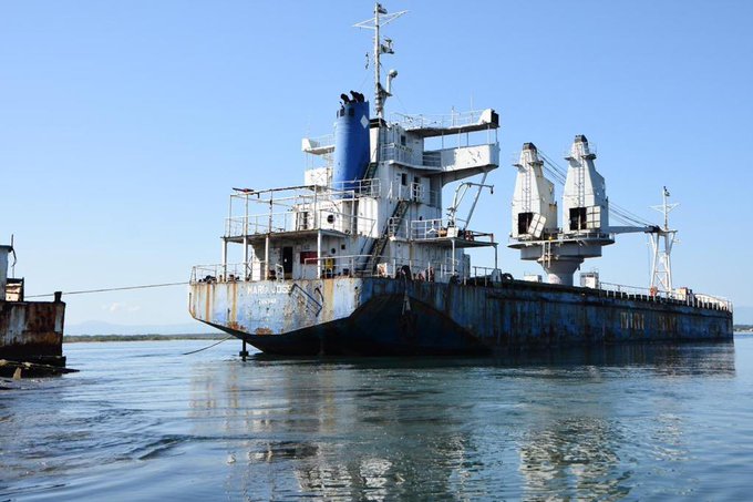 Medio Ambiente retira embarcación que amenazaba los Manglares de Estero Balsa