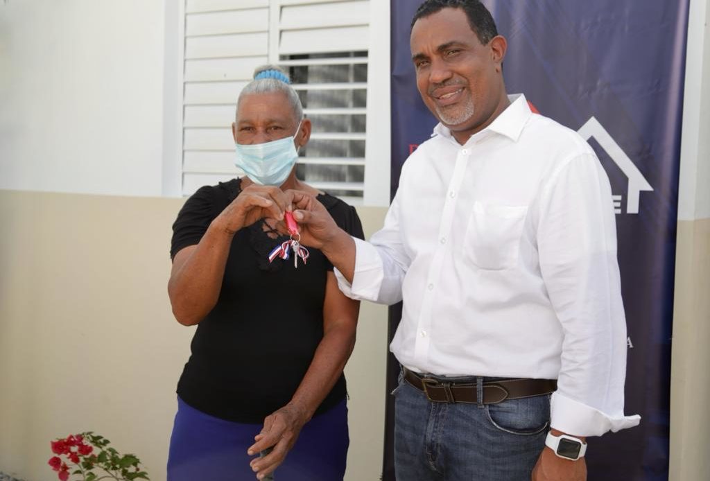 Ministerio de la Vivienda entrega casa a Miriam Sánchez “La abuela pelotera”