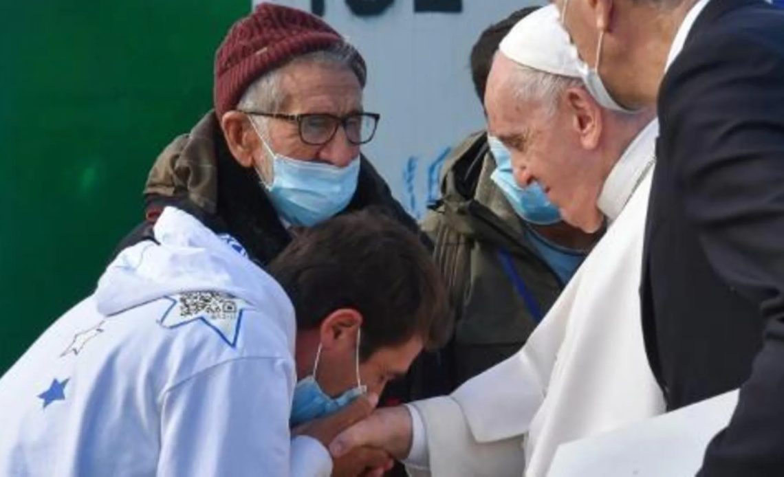 El papa insta en Lesbos a poner fin al "naufragio de la civilización"