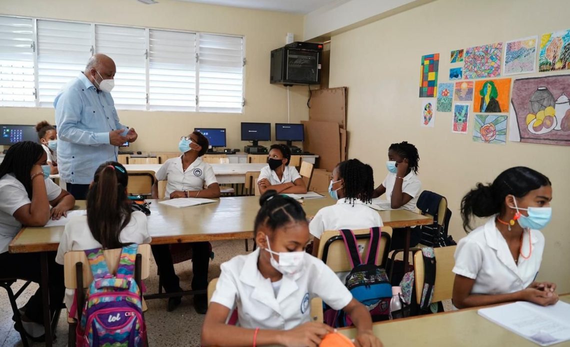Ministro de Educación supervisa la docencia presencial en escuelas de la Región Este