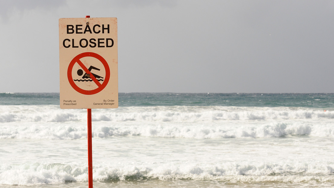 Derrame de aguas residuales provoca un extenso cierre de playas al sur de Los Ángeles
