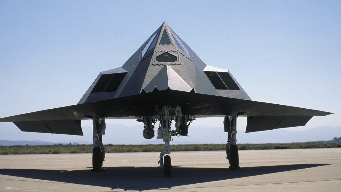 Captan aviones de combate F-117 de EE.UU. luciendo un revestimiento similar a un espejo