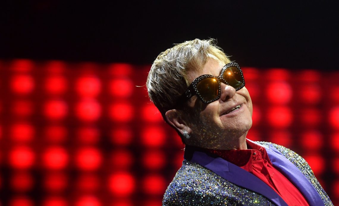 Elton John cancela dos conciertos en EE.UU. tras dar positivo a la covid-19