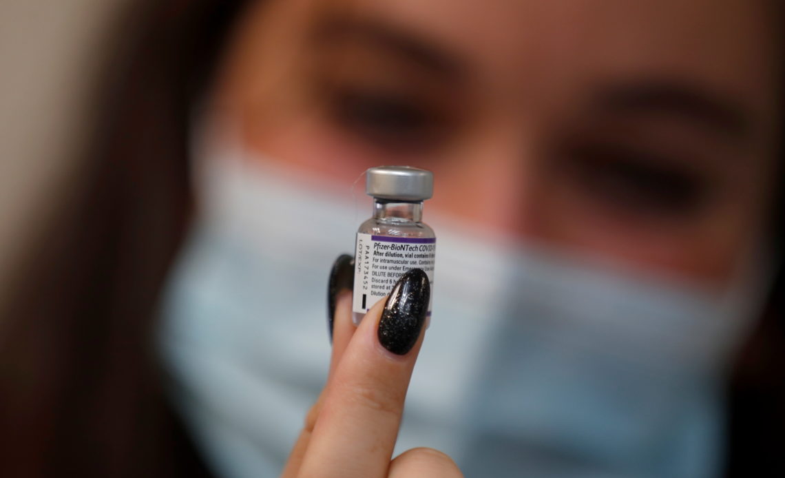 La cuarta dosis de la vacuna es "parcialmente efectiva" contra ómicron