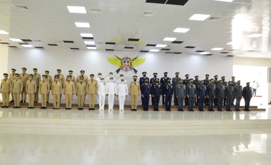 Ministro Defensa recibe visita de Oficiales Generales y Superiores de promociones de Cadetes y Guardiamarinas