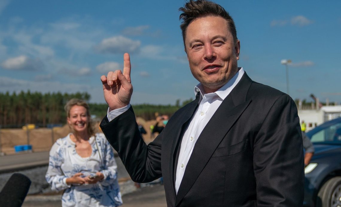 Elon Musk y su hermano investigados por ventas de acciones de Tesla