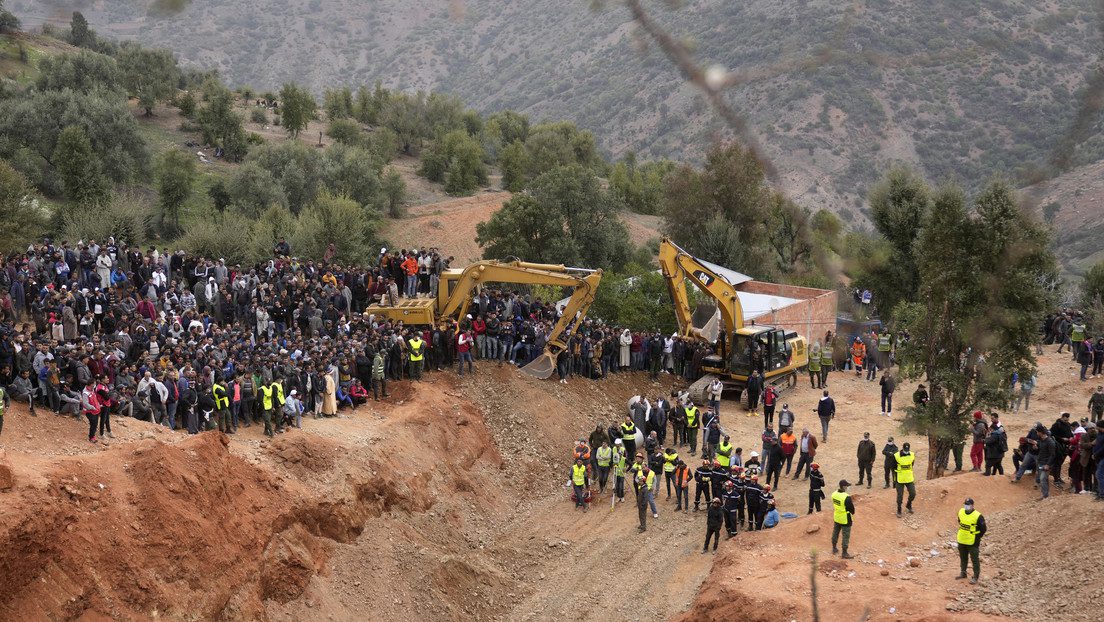 Los rescatistas marroquíes llevaron a cabo la última etapa de excavación del pozo, en el que se encontraba atrapado un niño de cinco años. Al llegar al fondo del agujero, los agentes extrajeron el cuerpo de Rayan y lo trasladaron directamente al hospital, donde los médicos confirmaron la muerte del menor. Ascienden a 24 los muertos por el aluvión en Ecuador, mientras 12 personas permanecen desaparecidas Ascienden a 24 los muertos por el aluvión en Ecuador, mientras 12 personas permanecen desaparecidas Rayan se alejó el pasado martes de la casa familiar para jugar en el campo y cayó al pozo por accidente. Cuando su madre se percató de su ausencia, dio inmediatamente la voz de alarma, y fueron unos trabajadores quienes escucharon al pequeño atrapado bajo tierra. Las labores de rescate, dirigidas por la Dirección de Protección Civil de Marruecos, estuvieron en curso desde el martes por la noche. Mientras el niño seguía vivo y consciente, a pesar de algunas heridas leves en la cabeza, los rescatistas lograron hacerle llegar una máscara de oxígeno, comida y agua potable. Un equipo médico estaba en el lugar, listo para tratarlo, así como un helicóptero que lo pudiera trasladar a un hospital. A pesar de todos los esfuerzos, lamentablemente, resultó imposible salvar al niño.