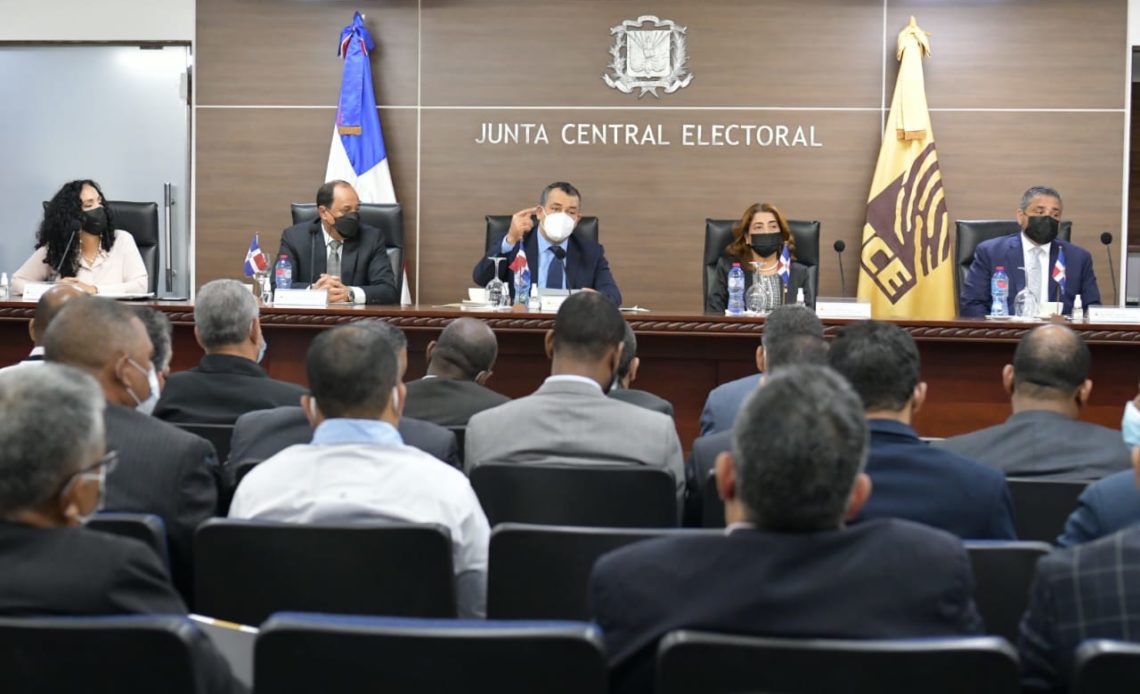 JCE presenta a organizaciones políticas propuesta de reestructuración del área de Informática