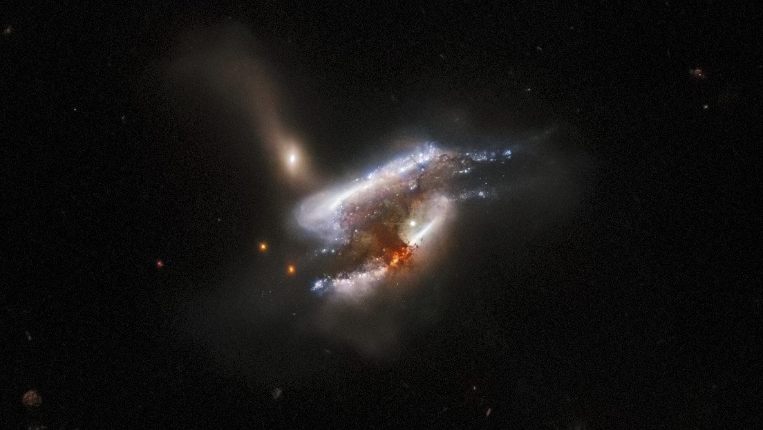 Tres galaxias colisionan y se fusionan