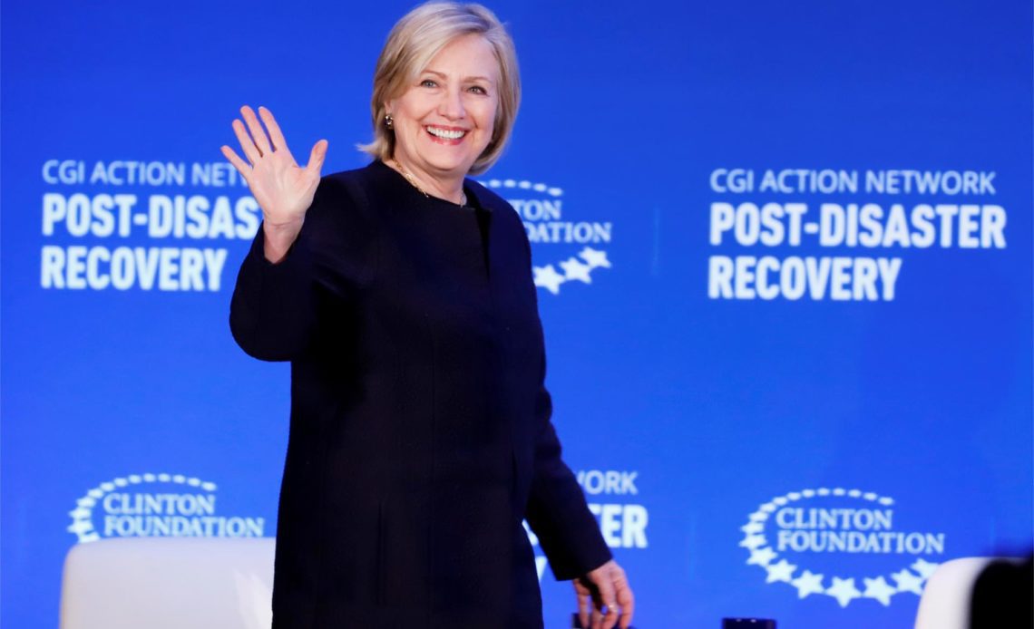 Hillary Clinton da positivo por covid-19 con síntomas "leves"