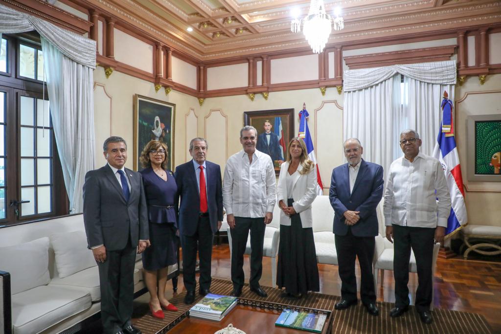 Abinader se reúne con expresidente chileno Eduardo Frei y abordaron temas sobre comercio exterior