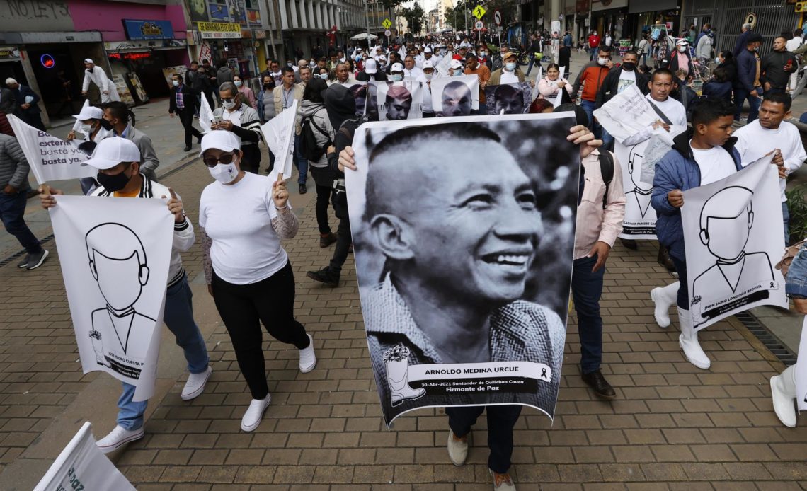 Exguerrilleros llegan a Bogotá para pedir que se acabe la violencia contra ellos
