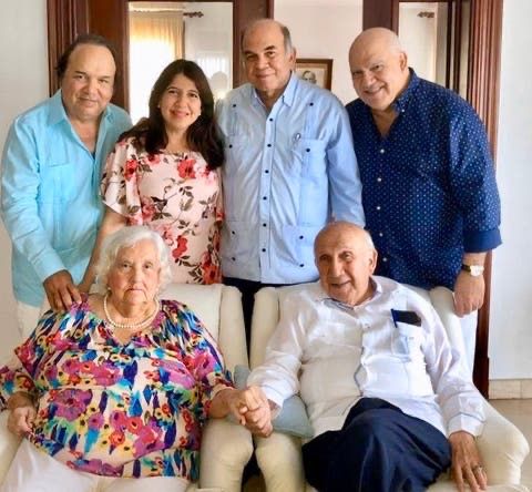 Políticos dan pésame a Vincho Castillo e hijos por fallecimiento de su esposa, Sogela Semán