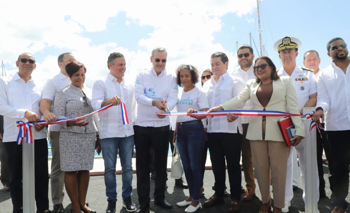 Gobierno entrega muelle en Boca Chica; más de 300 pescadores serían beneficiados