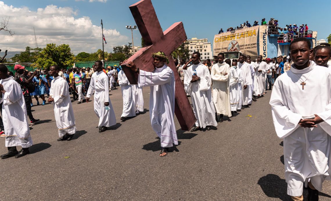 Miles de haitianos celebran la Pasión de Cristo en medio de la crisis