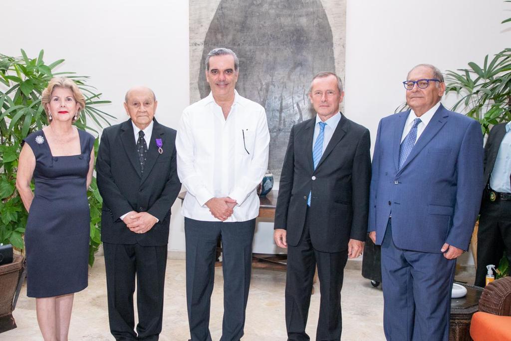 El presidente Luis Abinader presidió este martes la condecoración de la Orden de las Palmas Académicas en el grado de Oficial otorgada por la embajada de Francia