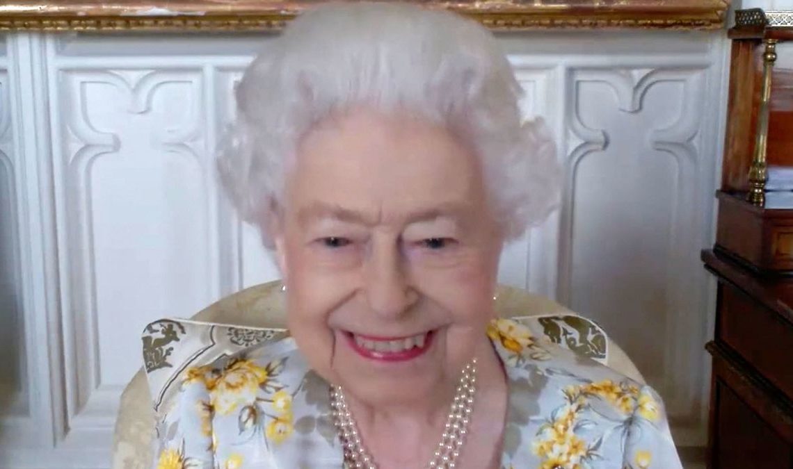 La reina Isabel II se sintió "exhausta" tras haberse contagiado de covid-19