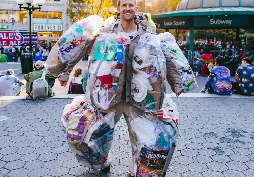 Hombre camina con 30 kilos de basura solo para crear conciencia sobre el medio ambiente