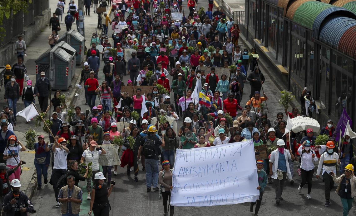 Una marcha liderada por mujeres indígenas pide la salida del presidente de Ecuador