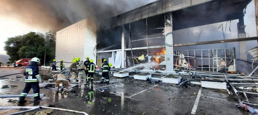 Al menos 10 muertos y 40 heridos tras misil impactar centro comercial de Ucrania